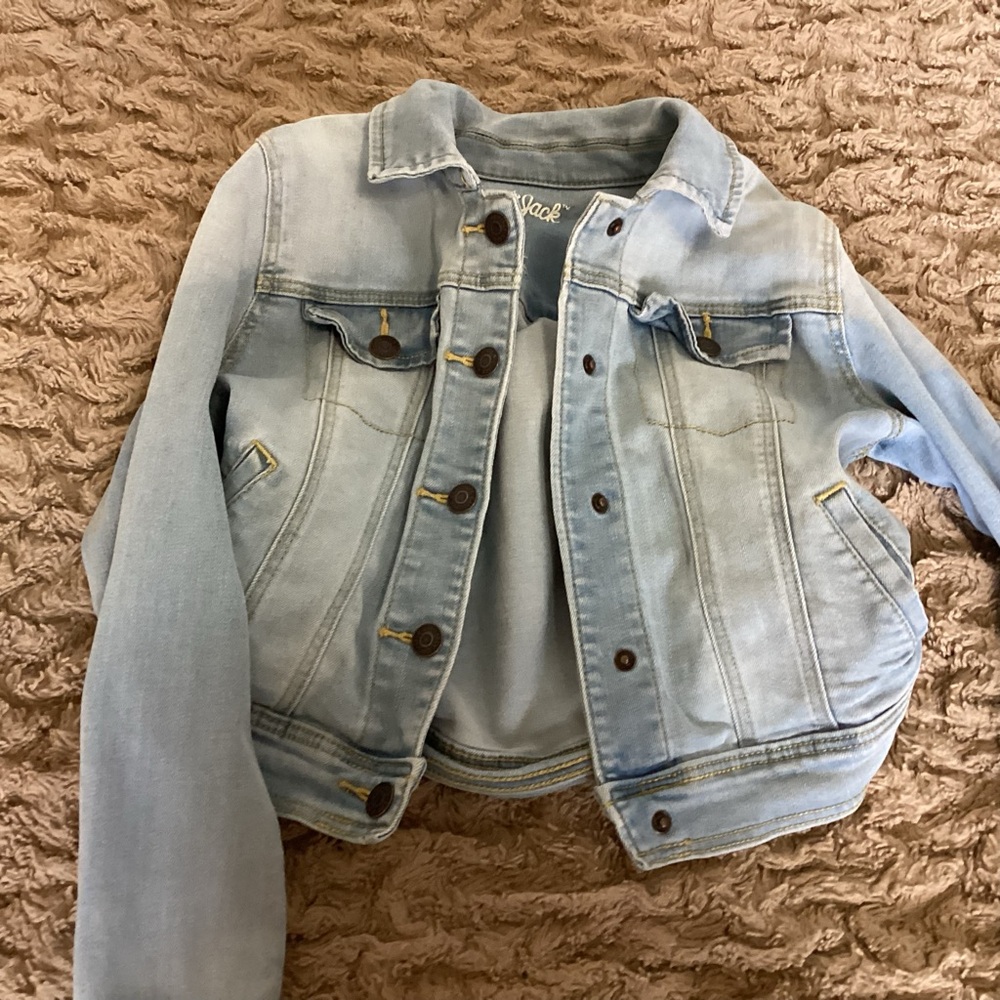 Cat and Jack girls light wash denim jacket
Size M 7/8
